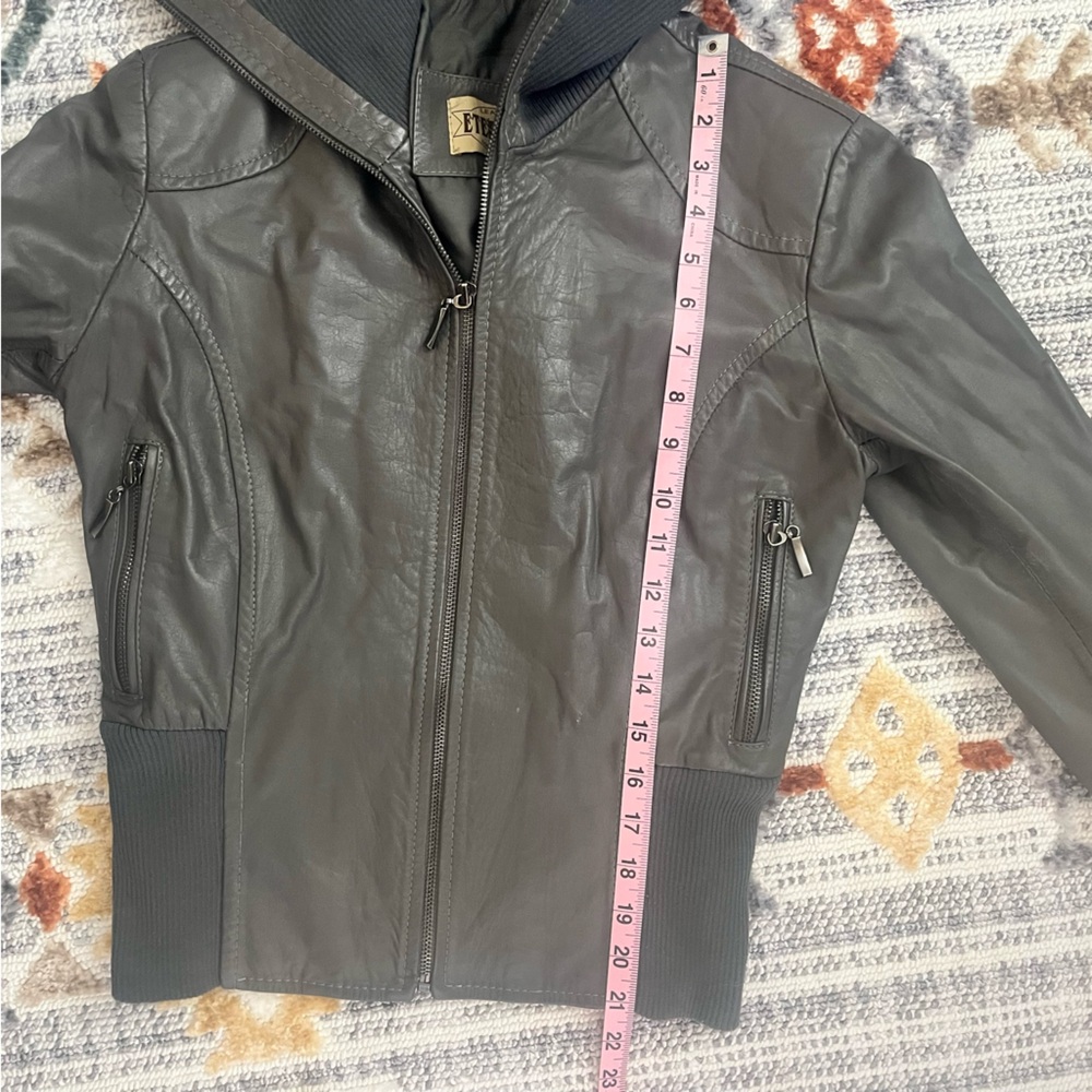 Cropped gray leather motorcycle jacket - Picture 4 of 9